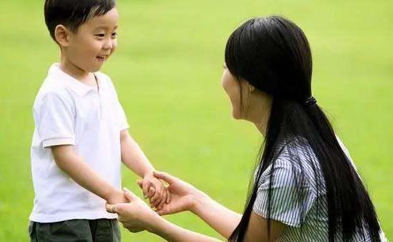 小男孩喜歡母親的絲襪,小男孩對母親愛的獨特詮釋